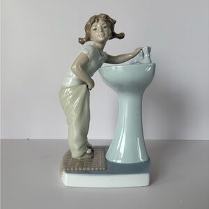 Lladro’ 4838 “Clean Up Time” Porcelain Figurine-Introduced 1973 & Retired 1993